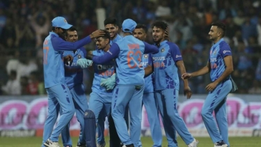 শেষ ওভারের নাটকীয়তায় জিতলো ভারত